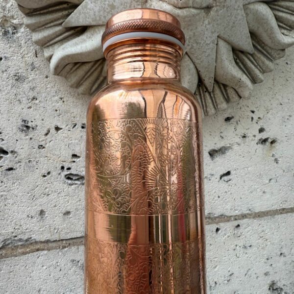 Bouteille en cuivre gravé motif floral de la marque Yogi & Yogini Naturals. Pour le plaisir de boire de l'eau pure ! Contenance 500ml, poids : 0.275 kg. Boutique La Porte des Secrets