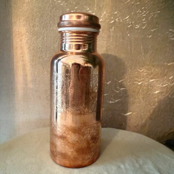 Bouteille en cuivre gravé motif floral de la marque Yogi & Yogini Naturals. Pour le plaisir de boire de l'eau pure ! Contenance 500ml, poids : 0.275 kg. Boutique La Porte des Secrets