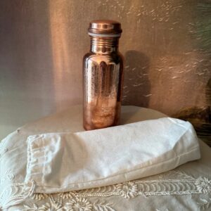 Bouteille en cuivre gravé motif floral de la marque Yogi & Yogini Naturals - 500ml, poids : 0.275 kg. Boutique La Porte des Secrets