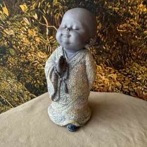 Moine debout en geste de prière incarnant la paix intérieure, l'humilité et l'ouverture du cœur. Hauteur 16.5 cm en résine grise. Boutique ésotérique La Porte des Secrets