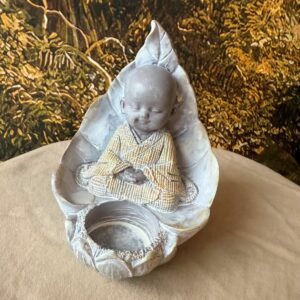 Porte bougie petit moine Méditatif enveloppé dans une feuille de Bodhi - Statuette en résine grise. Boutique ésotérique La Porte des Secrets