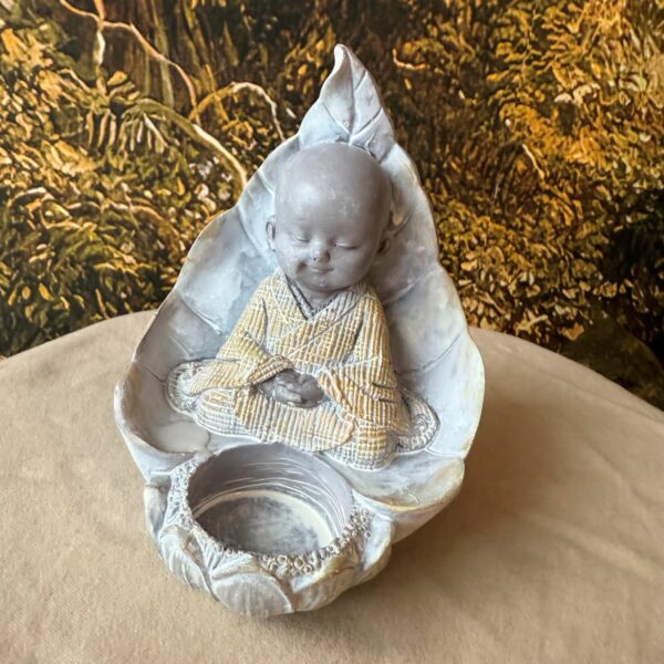 Porte bougie petit moine Méditatif enveloppé dans une feuille de Bodhi - Statuette en résine grise. Boutique ésotérique La Porte des Secrets