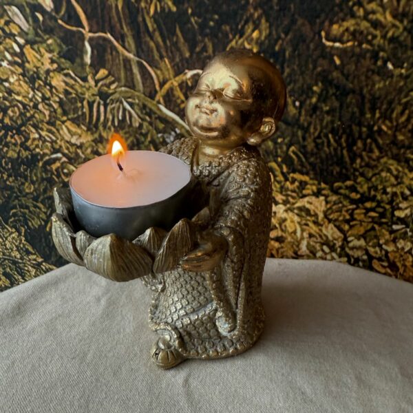 Porte bougie statuette moine en lotus en résine beige et or 12.5 cm. Boutique ésotérique La Porte des Secrets