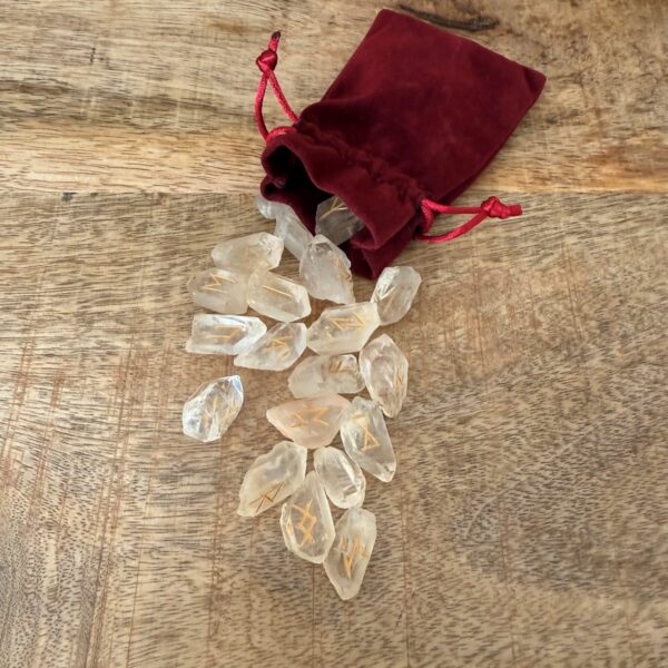 Rune en quartz de cristal de roche brut formes libres - jeu de 25 runes dans une pochette velours rouge. Boutique ésotérique La Porte des Secrets