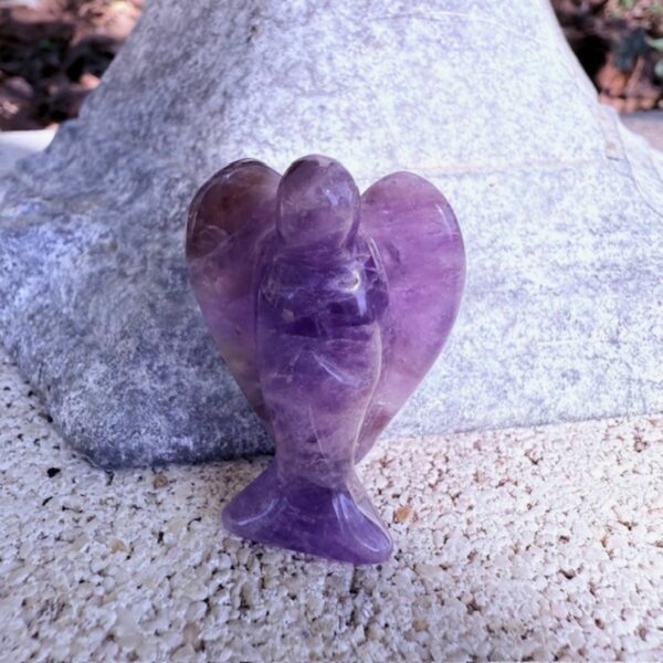 Ange en pierre d'améthyste naturel fait main 4 cm. Boutique de lithothérapie La Porte des Secrets