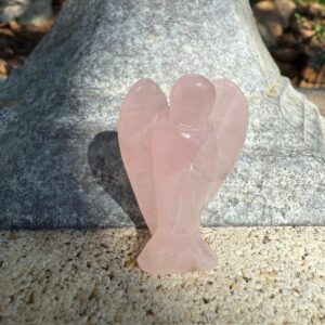 Ange en Quartz rose naturel fait main 4 cm. Boutique de lithothérapie La Porte des Secrets