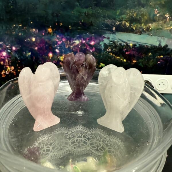 Triangle d'or, les anges en pierres naturelles 4 cm (cristal de roche, quartz rose et améthyste). Boutique de minéraux La Porte des Secrets