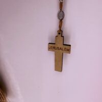 Croix de Jérusalem sur chapelet en perles de bois et marie vierge miraculeuse. Boutique ésotérique La Porte des Secrets