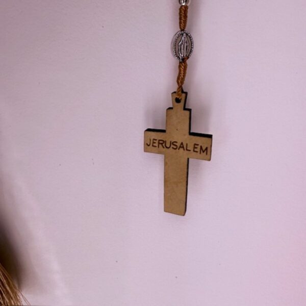 Croix de Jérusalem sur chapelet en perles de bois et marie vierge miraculeuse. Boutique ésotérique La Porte des Secrets