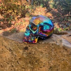 Crâne en Obsidienne titane aura arc-en-ciel, dimension 6 à 6.5 cm. Boutique ésotérique La Porte des Secrets