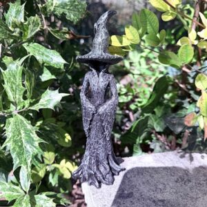 Sorcière mystérieuse, jolie statuette en résine peinte à la main hauteur environ 20 cm. Boutique ésotérique La Porte des Secrets