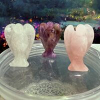 Triangle d'or, les anges en pierres naturelles 4 cm (cristal de roche, quartz rose et améthyste). Boutique de minéraux La Porte des Secrets