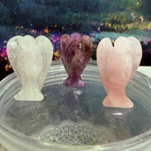 Triangle d'or, les anges en pierres naturelles 4 cm (cristal de roche, quartz rose et améthyste). Boutique de minéraux La Porte des Secrets