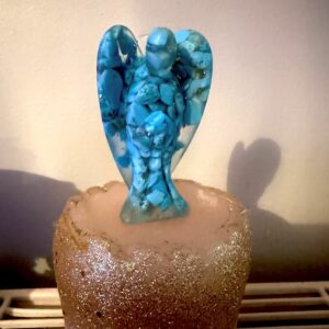 Ange en orgonite et Howlite couleur turquoise 7 cm. Boutique de lithothérapie en Dordogne La Porte des Secrets