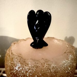 Ange en obsidienne noire fait main 4.4 cm. Boutique de lithothérapie La Porte des Secrets