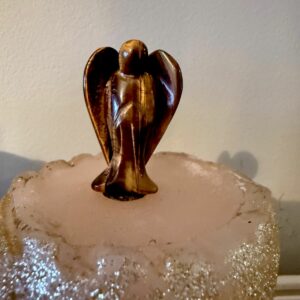 Ange oeil de tigre 4 cm - Boutique de pierre et minéraux La Porte des Secrets