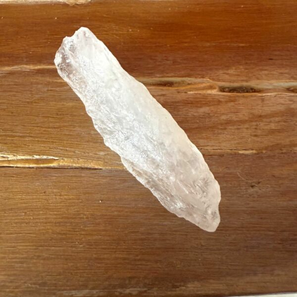 Azeztulite Caroline du Nord (USA) forme baguette de soin - Cristal rare et extraordinaire de guérison et spirituel. Taille : 7.5 cm Poids ; 35 grammes. Boutique de minéraux du monde La Porte des Secrets