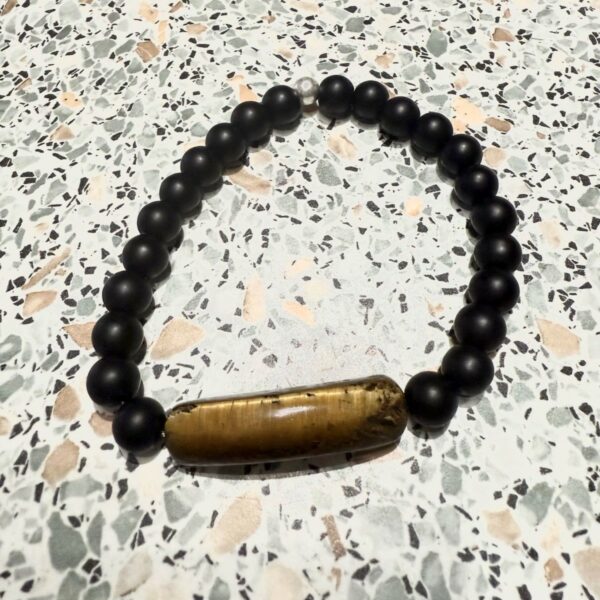Bracelet en Onyx avec perle tube oeil de tigre. Pour homme ou pour femme. Bracelet fait à la main en conscience. Boutique La Porte des Secrets