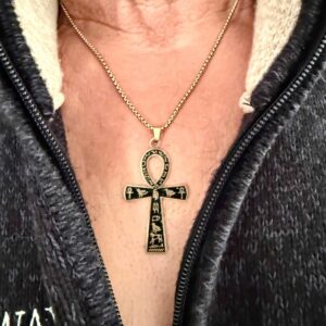 Croix Ânkh ou Croix de Vie, pendentif émail noire et signes hiéroglyphes dorés avec chaîne. Boutique ésotérique La Porte des Secrets