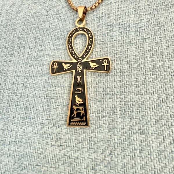 Croix Ânkh ou Croix de Vie, pendentif émail noire et signes hiéroglyphes dorés avec chaîne. Boutique ésotérique La Porte des Secrets