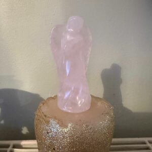 Grand ange en quartz rose naturel 9 cm. Belle statuette d'ange en position de prière. Poids environ 110 grammes. Boutique de lithothérapie La Porte des Secrets