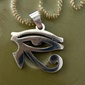Oeil d'Horus pendentif en acier chromé inoxydable 2.5 cm. Boutique La Porte des Secrets