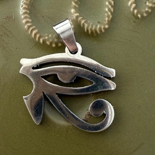 Oeil d'Horus pendentif en acier chromé inoxydable 2.5 cm. Boutique La Porte des Secrets