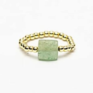 Bague élastique pierre aventurine verte 2 cm et perles métalliques dorées. Boutique La Porte des Secrets