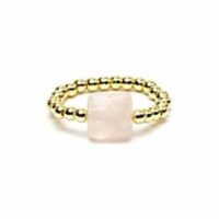 Bague élastique Quartz rose naturel et perles métalliques dorées. Boutique La Porte des Secrets