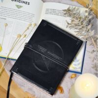 Grimoire pentacle en cuir et pages papier kraft Khadi traditionnel, certifié FSC. Boutique de ésotérique La Porte des Secrets