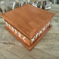 Coffret avec alphabet runique artisanal - Boite à secrets 17 cm x 17 cm. Boutique ésotérique La Porte des Secrets