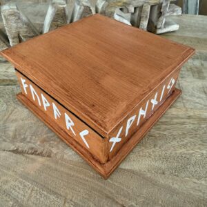Coffret avec alphabet runique artisanal - Boite à secrets 17 cm x 17 cm. Boutique ésotérique La Porte des Secrets