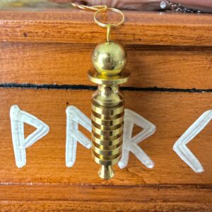 Pendule égyptien Isis plaqué or pour radiesthésie et téléradiesthésie. Dimensions 5.35 cm. Boutique ésotérique La Porte des Secrets