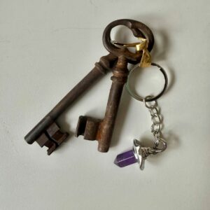 Porte-Clés Chapeau de Sorcière avec Pointe d’Améthyste – Accessoire Mystique & Porte-Bonheur. Boutique ésotérique La Porte des Secrets.